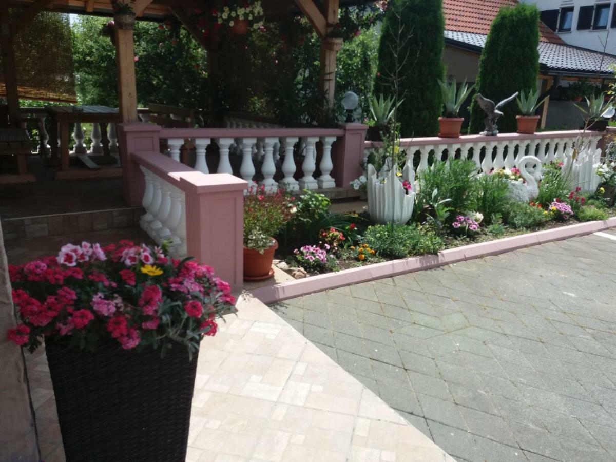 Guesthouse Tomas Catrnja Экстерьер фото